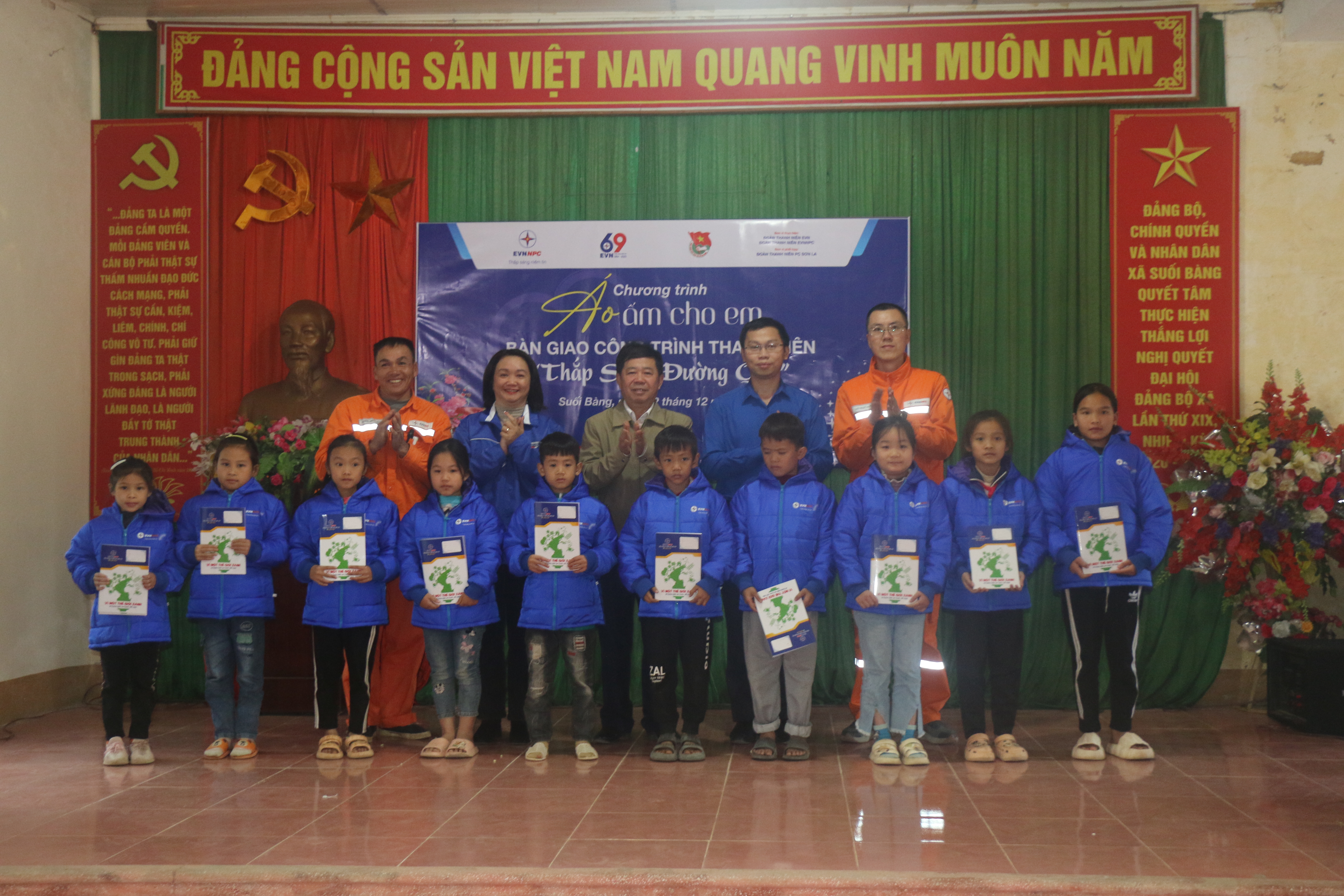 Khánh thành, bàn giao công trình “Thắp sáng đường quê” tại xã Suối Bàng, huyện Vân Hồ, Sơn La